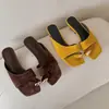 Sandálias slip-on simples, de alta qualidade, estilosas e confortáveis para mulheres, novo estilo coreano 2026, sandálias casuais slip-on com fivela de metal retrô