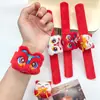 Anillo de Cierre Danza del León Rojo de Año Nuevo Decoración de Muñeca para Niños Pequeño Regalo de Año Nuevo Pulsera de Muñeco de Peluche para Regreso a Clases de Estudiantes