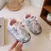 Nuevas zapatillas de dibujos animados para niños, parte superior de piel, zapatos casuales transpirables antideslizantes con lazo para niñas, suela suave, suela ligera