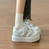 Sapatos super bonitos Tênis de velcro branco sapatos femininos de verão malha respirável sola grossa não cansa os pés tênis casuais esportivos