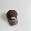 Boné de Baseball Estampado de Leopardo com Bordado de Leopardo Proteção Solar Chapéu Esportivo Proteção Solar Versátil Boné Bico de Pato com Letra Inglesa