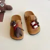 Zapatos Birkenstock de moda para niñas, nueva colección primavera/otoño 2026, diseño lindo de dibujos animados, adecuados para uso en exteriores, estilo sin cordones, media pantufla