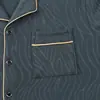 Pijama de otoño e invierno para hombre, hecho con felpa cepillada para mayor calidez y una sensación lujosa, un conjunto cómodo y elegante para estar en casa para hombres, adecuado para primavera y otoño