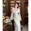 Nueva colección de otoño: Vestido sexy de encaje de manga larga estilo francés con mangas acampanadas, diseñado para crear un efecto adelgazante y con un hermoso bajo de cola de pez