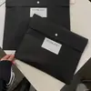 Bolsas de Embalagem Não Tecidas de Roupas de Alta Qualidade, Personalizáveis com Logo, Sacolas de Presente Ecológicas Espessadas para Camisetas com Botões de Pressão Ocultos, Sacolas de Roupas Auto-Selantes