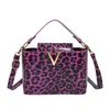 Bolsa Fashion de Estampa de Leopardo em Formato V para Mulheres 2026 Nova Bolsa de Mão de Nicho Estilo Executivo Bolsa Transversal de Ombro de Grande Capacidade