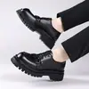 Zapatos de trabajo de cuero con cadena metálica transfronterizos, zapatos de trabajo de suela gruesa para hombre, zapatos casuales de moda estilo británico orientados a la exportación con suelas de llanta, zapatos de punta ancha para hombre