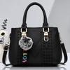 Bolso para Mujer 2026 Nuevo de Moda Estilo Europeo y Americano Bolso de Mano con Colgante de Bola de Piel, Bolso Cruzado de Hombro Simple para Damas