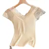 Top de camiseta de punto con retazos de encaje color albaricoque, cuello en V, manga corta para mujer, nuevo estilo de verano, top interior elegante y ajustado.