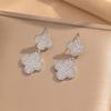 Aretes de Flor de Cuatro Hojas de Diamantes Completos de Lujo Ligero Micro-Incrustados de Zircón Aretes de Tres Flores de la Suerte Joyería de Oreja Versátil a la Moda Elegante para Mujeres