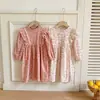 Ropa infantil estilo coreano con cuello alto y ribete de volantes, vestido para niñas, colección primavera 2026, vestido de princesa floral de manga larga para bebés y niños pequeños