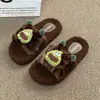 Pantuflas de felpa con estampado de leopardo de dibujos animados para mujer, adecuadas para usar al aire libre, cálidas para otoño e invierno, antideslizantes, de felpa y diseñadas para uso en interiores en el dormitorio.