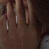 Joyería minimalista de moda para viajeros, viento frío, diseño de trébol de cuatro hojas con incrustaciones de circonio de color, anillo abierto chapado en oro de acero de titanio