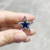 Pin del equipo de la NFL con la insignia de los Oakland Raiders de la Liga Americana de Fútbol Americano.