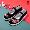 Zapatos de tela Hanfu tradicionales chinos étnicos para mujer estilo Pekín antiguo bordados de fénix colorido con suelas de goma antideslizantes para bailar en la plaza