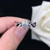 Anel de Prata S925 para Mulheres, Asas de Anjo da Moda, Cravação de Quatro Garras, Anel de Noivado Simples com Diamante de Alto Carbono 18K