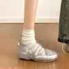 Tênis Esportivo Vermelho Rasteiro de Boca Larga para Mulheres 2026 Novo Estilo Primavera e Verão Versátil Casual Sapatos Mary Jane Que Combinam com Saias