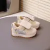 Sapatos de Caminhada para Meninas Crianças Sapatos de Malha 2025 Verão Novo Estilo Sapatos de Meninos Tênis de Bebê Sapatos Únicos para Meninas