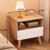 Mesita de noche de madera maciza para dormitorio del hogar 2026 Venta caliente Creativa Pequeño Armario de almacenamiento simple para niños Mesita de noche de tronco