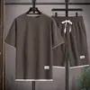 Conjunto esportivo casual estilo americano de falso duas peças em waffle de seda gelada para homens, verão, caimento solto, tamanho grande, manga curta, respirável, adequado para team building e uniformes de classe