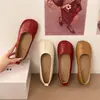 Sapatos retrô de porco com bico dividido falso, sapatos rasos planos de calçar para mulheres, novo modelo primavera-verão 2026, sapatilhas vermelhas