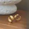 Pendientes de Aro de Metal Retro de Alta Calidad con Acabado Cepillado Aro Ligero de Lujo Elegante Anillo de Oreja Integrado con Placa para Repelente de Mosquitos Pinza para Oreja sin Agujeros para Mujer