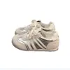Zapatillas de entrenamiento retro alemanas plateadas muy elegantes para mujer, nuevo modelo otoño 2026, zapatillas deportivas casual blancas versátiles de estilo coreano con suela fina