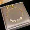 [Cadena de Diamantes Arcoíris] Pulsera de extracción de zircón trenzado en cruz, una pulsera lujosa y de alta gama, una pieza de joyería delicada y de moda