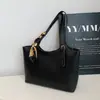 Bufanda de seda estilo europeo y americano, nuevo modelo 2026, bolsa de hombro tipo tote retro de gran capacidad, color liso, para uso diario, personalizada para mujer