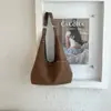 2026 Nuevo Bolso de Mano Retro de Gran Capacidad para el Viaje Diario Simple de Mujer con Remaches Bolso Tote de Hombro