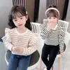 Camiseta de Manga Longa Listrada para Meninas de Primavera e Outono, Novo Estilo, Camada Base Infantil, Camiseta Estilosa com Manga Sino para Bebês e Crianças Pequenas