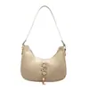 Bolsa Feminina de Verão 2025 Simples e Popular com Letras de Metal Novo Estilo Bonita Elegante Tendência Moda de Mão ou Ombro Meia-Lua