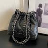 Bolso de cadena Lingge para mujer, nuevo diseño de nicho, bolso de hombro de verano de alta gama, popular en Internet, bolso de cubo, 2023
