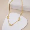 Cadena de Hueso de Serpiente de Acero Inoxidable Dorado Lele Jewelry Tres Mariposas Diseño Tridimensional Cadena para Clavícula Moda Femenina Collar Europeo y Americano