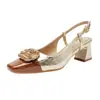 Sandalias Baotou para Mujer Primavera 2026 Bloqueo de Color de Lujo Hebilla Cuadrada Metálica Tacones Altos Gruesos Que Son Cómodos y Muy Elegantes