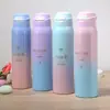 Botella de agua aislada de acero inoxidable con tapa de resorte de color degradado, con correa para llevar y pajilla de pico de pato, caja de regalo incluida