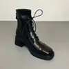 Botines tipo Martin de cordones estilo británico retro para mujer, colección otoño/invierno 2026, con punta cuadrada, tacón grueso y diseño versátil adecuado para el trabajo y el uso diario, creando un efecto adelgazante y un look de botín biker