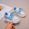 2026 Novos Tênis de Skate para Meninas Primavera e Outono Decoração de Cereja Velcro Sapatos Brancos Superfície de Couro Solado Macio Tênis Esportivos Infantis