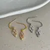 Pendientes de botón de zirconia con forma de diamante, diseño único para mujer, pequeños, exquisitos, elegantes, modernos, adecuados para ir al trabajo.