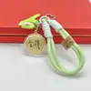 Moda Versátil Hazte Rico Inmediatamente Tesoro Princesa Por Favor Hazte Rico Llavero Creativo Colgante para Bolso Artículo de Moda