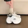 Tênis Dad Chunky com Plataforma Aumentador de Altura 2026 Novo Versátil de Nicho Respirável Casual Tênis Esportivo Tênis de Corrida Tênis Moderno para Mulheres
