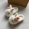 Medias zapatillas súper lindas de conejo zanahoria, modelo nuevo otoño e invierno 2026, zapatillas de algodón tipo slip-on versátiles y cómodas para usar en exteriores