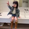 Conjunto de Mezclilla para Niñas Primavera y Otoño 2026 Nuevo Estilo Coreano Moda Chaqueta Cardigan de Mezclilla y Falda Corta de Mezclilla Conjunto de Dos Piezas