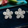 Pendientes de circonita con microincrustaciones de diamantes de imitación, estilo coreano, sencillos, de Cao Shi, con flor de hierba de la suerte, temperamento pequeño, exquisita joyería para las orejas