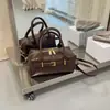 La nueva bolsa de almohada retro de nicho de Shuai Mi, una bolsa de mano ligera y lujosa de gran capacidad, perfecta para viajes casuales y como bolsa Boston