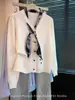 Suéter de punto popular estilo vintage con cuello de corbata azul marino de Guangzhou Thirteen Rows, un top sofisticado para mujer, colección Otoño 2026