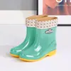 Botas de lluvia para mujer hasta la pantorrilla, forradas de felpa y engrosadas para abrigar, zapatos de goma antideslizantes, botas de lluvia de nuevo estilo, zapatos impermeables para días lluviosos