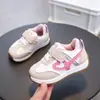 Zapatos para niños 2026 otoño nuevo estilo zapatillas de cuero con bloques de color para niñas de 3 a 6 años, zapatillas ligeras para correr para preescolar