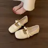 Sapatos baixos bonitos para o início do outono para mulheres 2026 novo estilo para combinar com saias Mary Janes Birkenstocks mocassins sapatos de festa