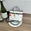 Bolsa feminina casual estampada estilo coreano, nova coleção outono 2026, apresentando um design fresco e artístico, uma bolsa de ombro moderna e simples, e uma bolsa transversal ou de ombro estilosa